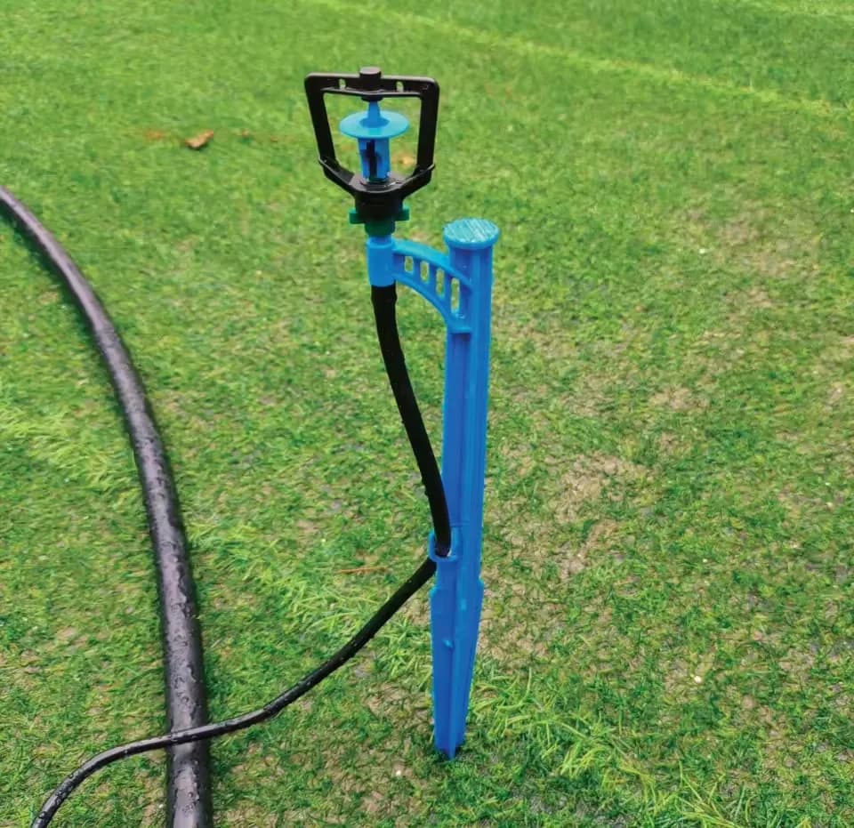 Set di testine per microirrigatore rotante a 360 gradi a prezzo di fabbrica, irrigatore a getto su supporto per impianto di irrigazione agricola