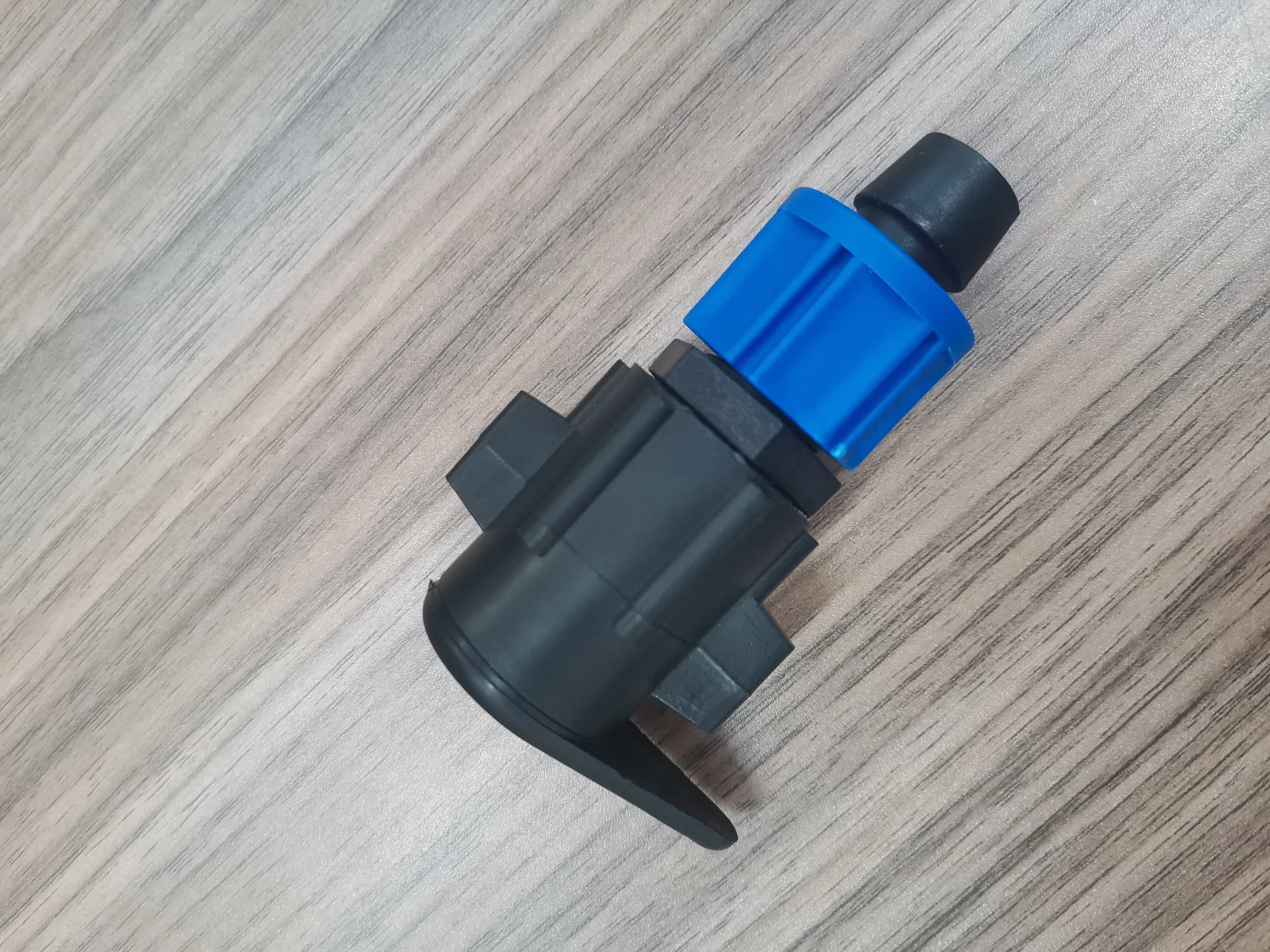Raccord de dérivation 16mm à écrou de verrouillage pour tuyau et ruban de système goutte-à-goutte, produit à forte vente