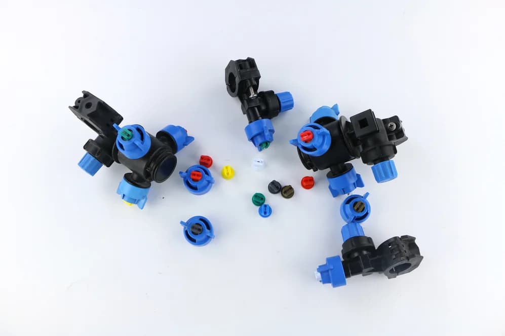 Boquilla plana de alta presión de 3 cabezales para atomización y nebulización de pesticidas, con boquilla antigoteo para tractor