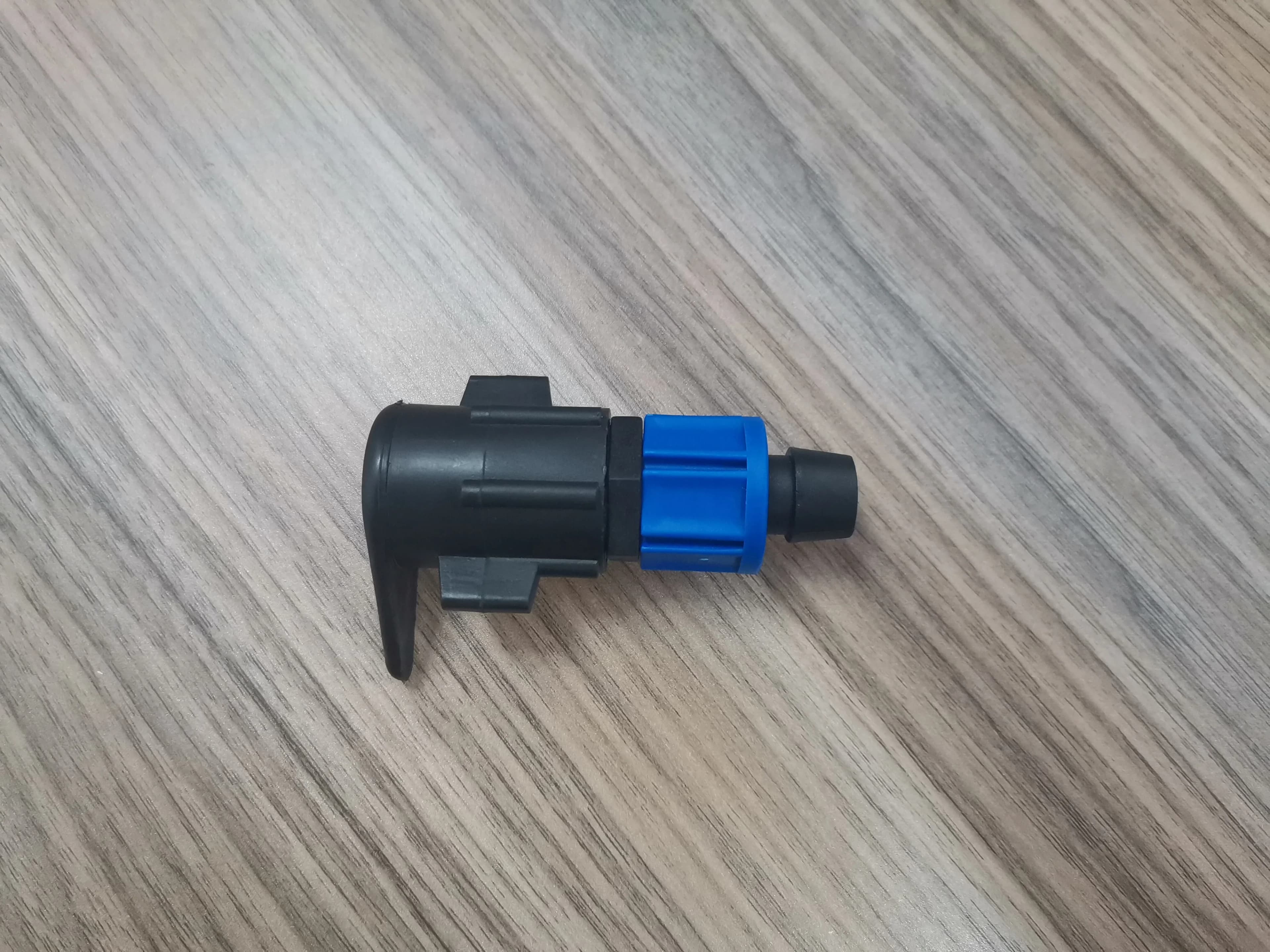 Raccord de dérivation 16mm à écrou de verrouillage pour tuyau et ruban de système goutte-à-goutte, produit à forte vente