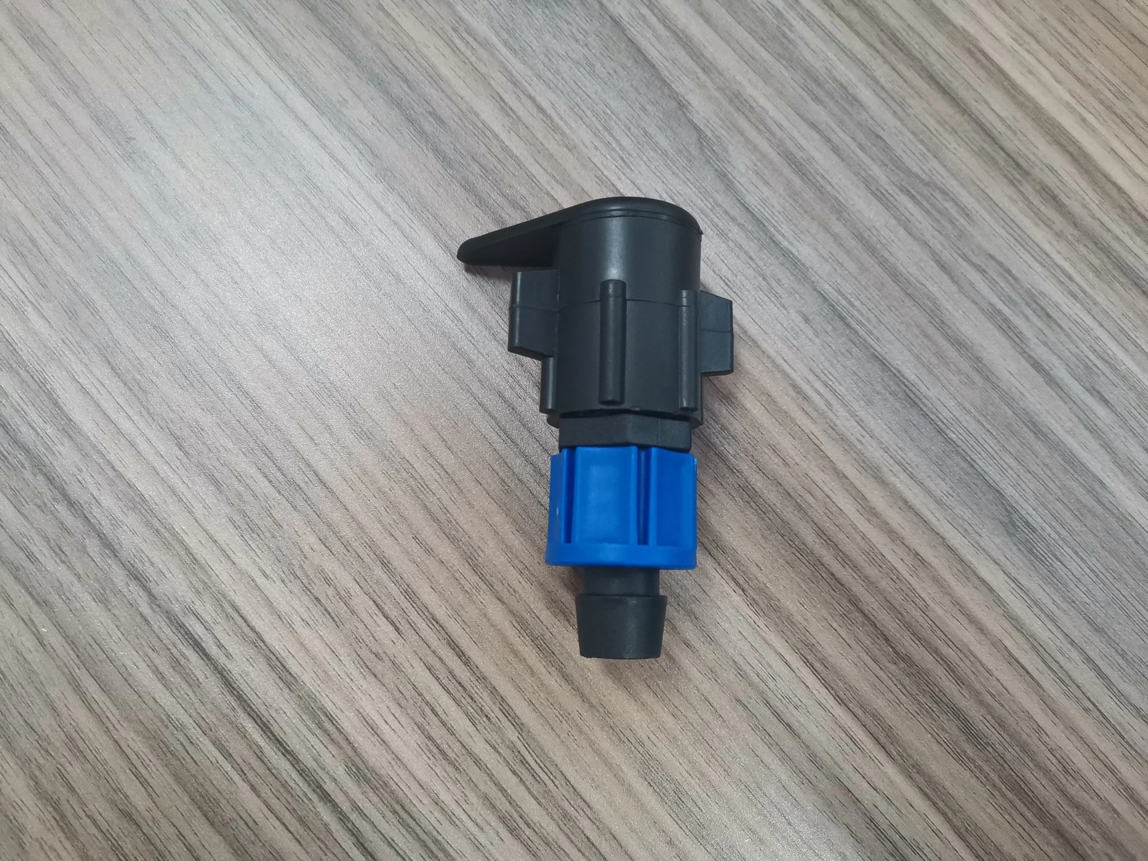 Raccord de dérivation 16mm à écrou de verrouillage pour tuyau et ruban de système goutte-à-goutte, produit à forte vente