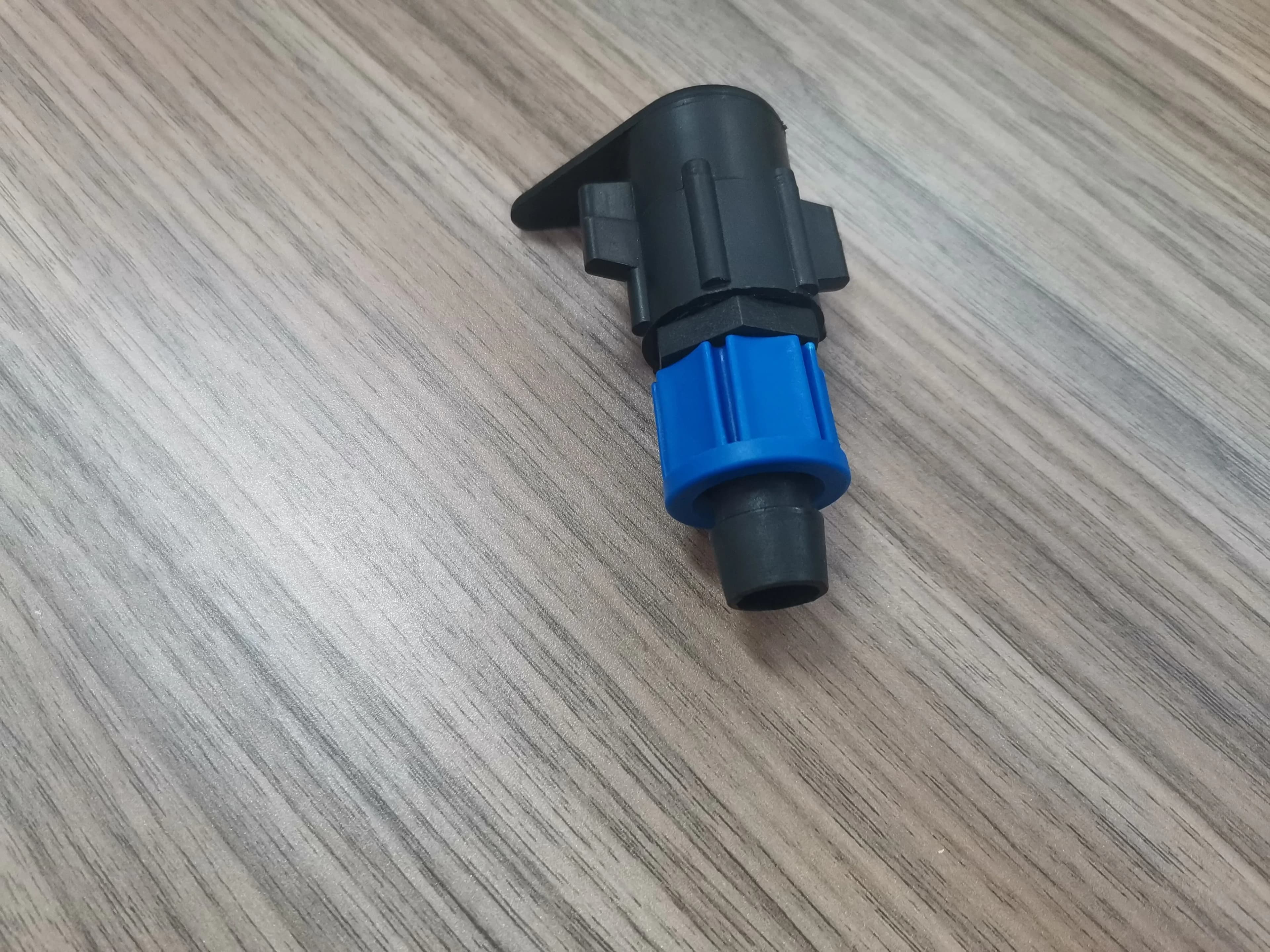 Raccord de dérivation 16mm à écrou de verrouillage pour tuyau et ruban de système goutte-à-goutte, produit à forte vente
