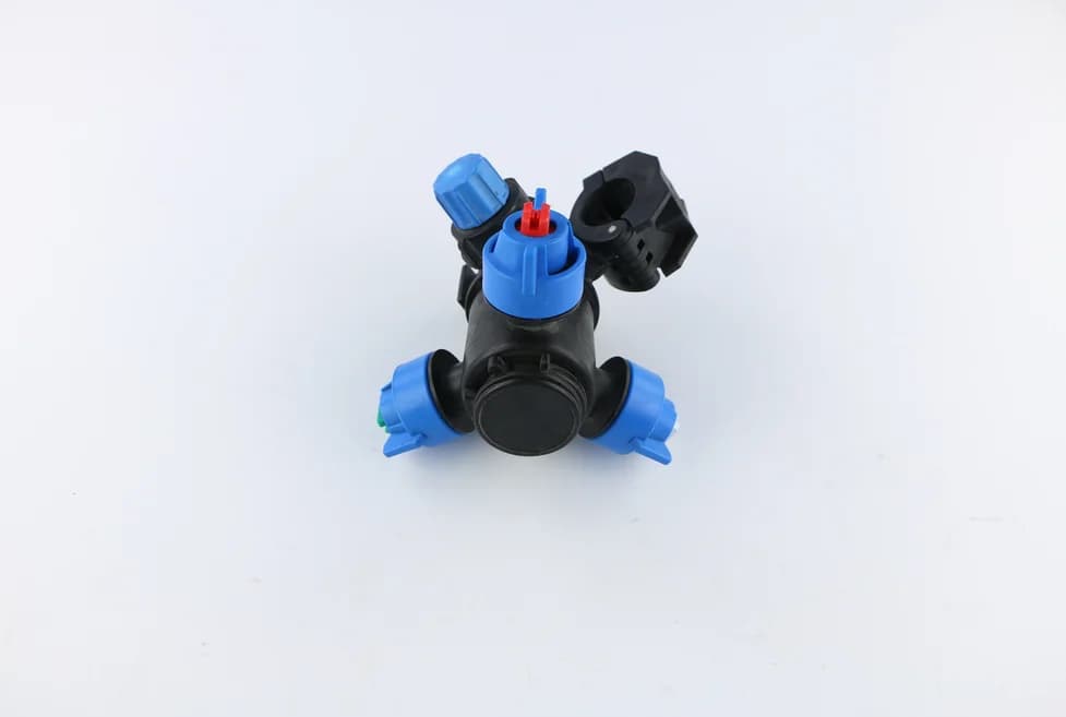Boquilla plana de alta presión de 3 cabezales para atomización y nebulización de pesticidas, con boquilla antigoteo para tractor