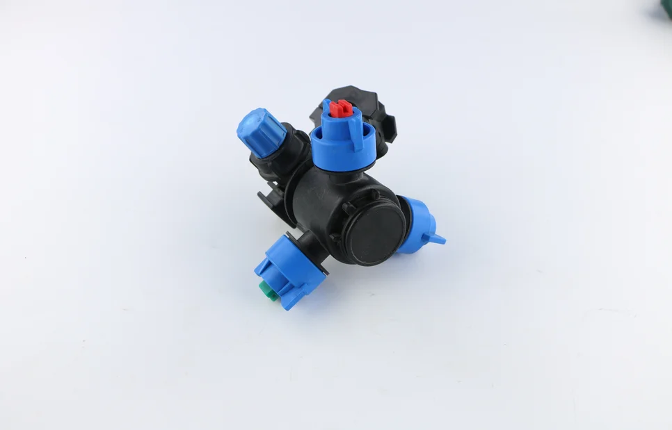 Boquilla plana de alta presión de 3 cabezales para atomización y nebulización de pesticidas, con boquilla antigoteo para tractor